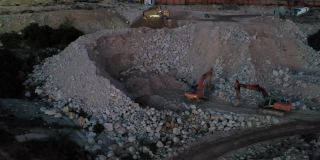 挖掘机在工地上工作