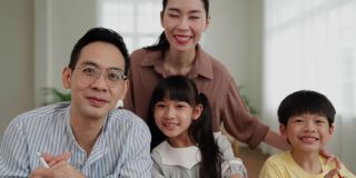 一个幸福的亚洲家庭的肖像