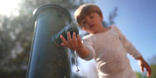 孩子们在公园里用慢动作喝水