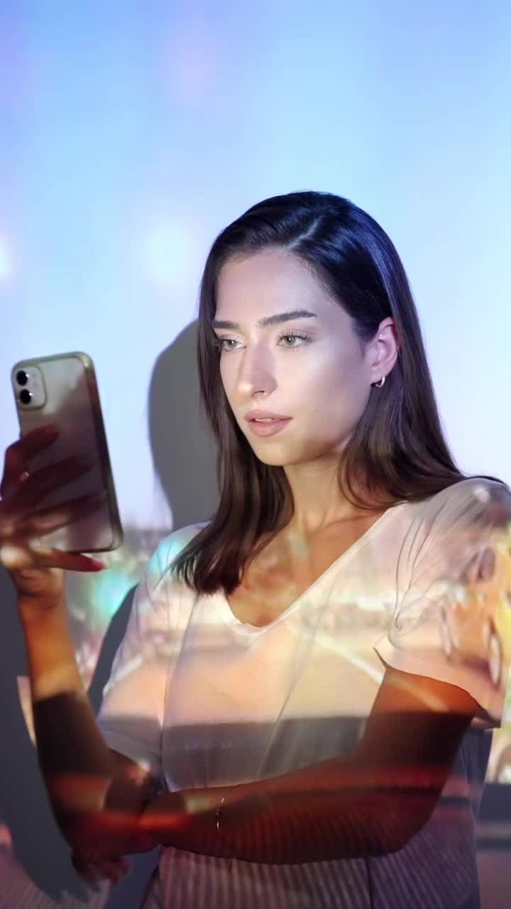 视频投影在使用智能手机的女人身上