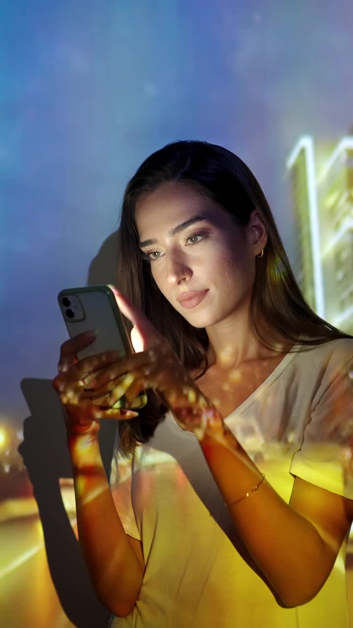 视频投影在使用智能手机的女人身上
