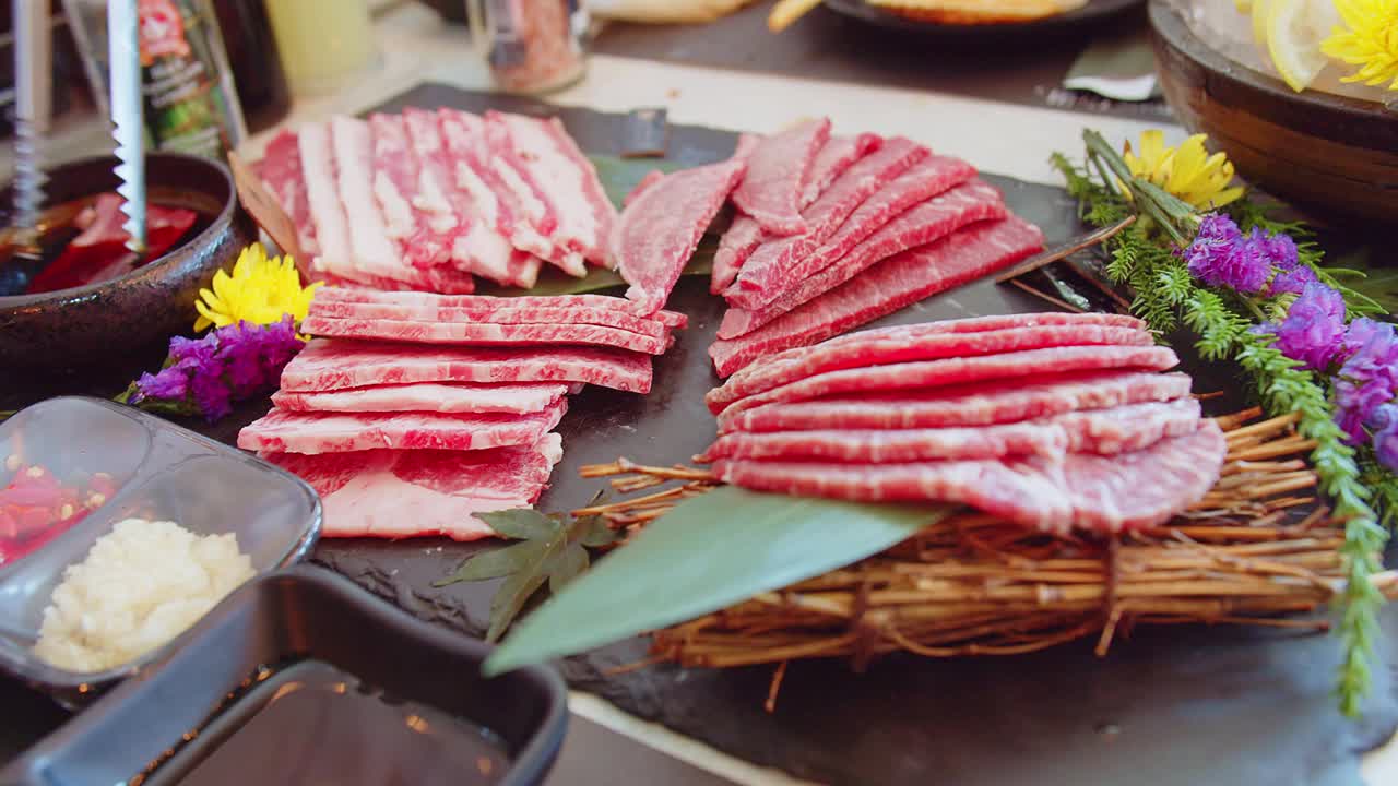 近距离观看多汁新鲜优质生肉牛肉片烧烤牛排准备烧烤，餐厅日式烧肉烧烤烧烤