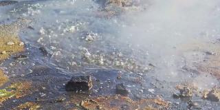 自然的奇迹水沸腾和蒸汽在山谷的间歇泉阿夫基