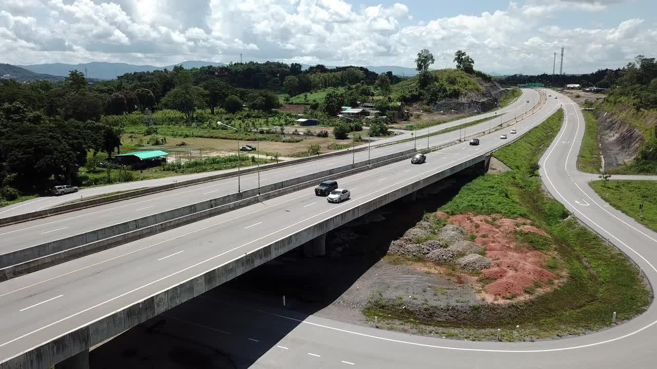 在泰国最北部省份清莱的高速公路上，汽车行驶的视频。