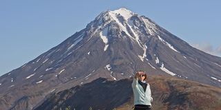 徒步旅行和生态旅游的女人在阿夫基山自拍