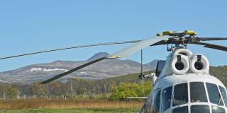 现代飞机和自然直升机对抗山脉Avki