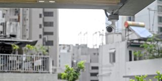 闭路电视监控系统。遥控摄像机在街道上与城市背景