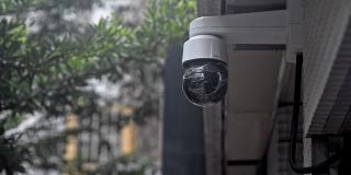 中国香港- 2019年8月:新的安全轴摄像头扫描街道。用4K摄像头录制视频。大楼的监控录像