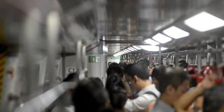 在香港机场的地铁里，一群不知名的亚洲人