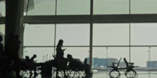 亚洲城市国际机场的大厅里，黑色的人影