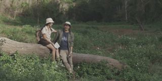 年轻的成年夫妇在泰国的森林里读书