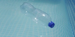 把塑料瓶扔到水面上