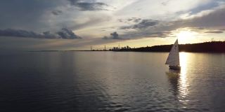安大略湖上的帆船，背景是多伦多市中心