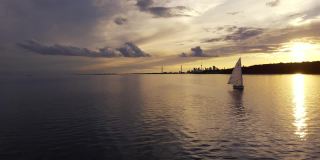 安大略湖上的帆船，背景是多伦多市中心