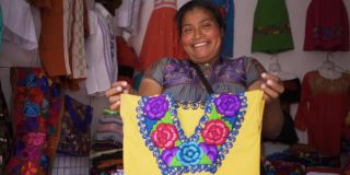 墨西哥人对着镜头微笑，母亲在当地做服装生意