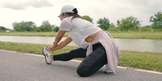 女运动员在慢跑前做热身运动