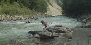 开朗迷人的亚洲女子泳装乐趣漂浮在大充气环在山间河流