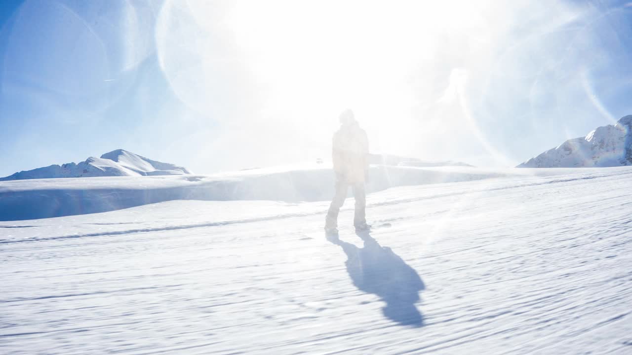 在一个完美的阳光灿烂的冬日，滑雪者在田园诗般的滑雪胜地滑雪道上滑行