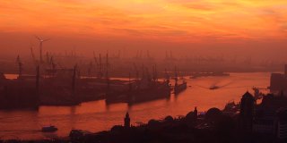 日落时分的汉堡天际线和工业港口