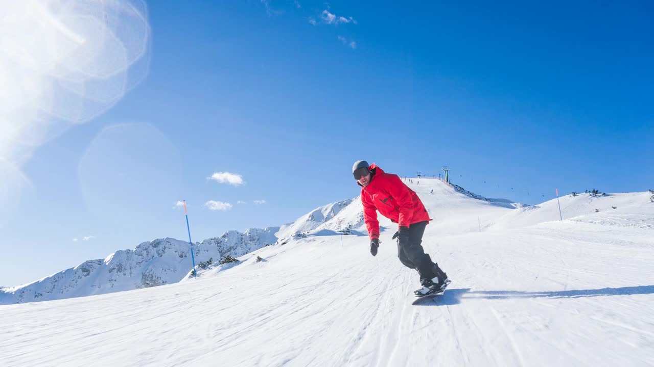 滑雪运动员在滑雪坡道上滑行，做跳跃和旋转动作