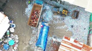 工人在回收工厂工作的鸟瞰图视频素材模板下载