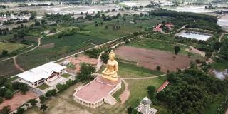 从无人机上鸟瞰为庆祝清莱古城建城750周年而建造的普塔蒙松(佛教公园)的大金佛雕像。