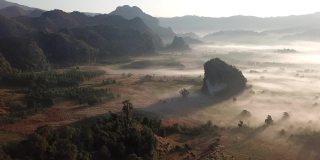 在泰国法耀省的富兰卡森林公园，从无人机上看到壮观的石灰岩山脉。