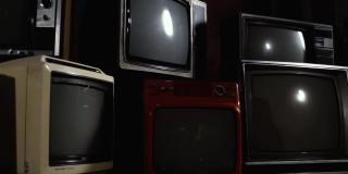 老式电视机在一堆复古电视中打开绿色屏幕。