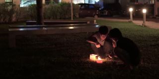 亚洲华人青少年用纸灯笼庆祝中秋节。