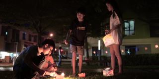 亚洲华人青少年用纸灯笼庆祝中秋节。