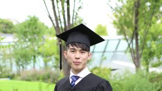 一幅亚洲学生的肖像，戴着学士帽，穿着学位服庆祝毕业视频素材模板下载