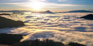 神奇的日出上面的雾云运动高山山谷自然在春天的早晨景观超时间推移