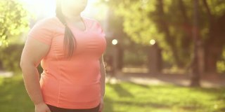减肥健身蹲下锻炼超重女性