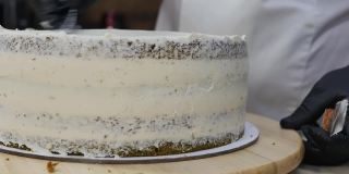 糕点师制作菠菜奶油海绵蛋糕的过程