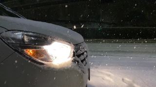 汽车的前灯照亮了雪景。缓慢的运动。视频素材模板下载