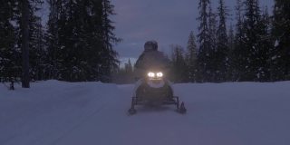 雪地车骑手反向追踪镜头