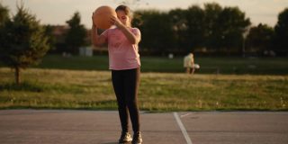 可爱的女孩跳篮球