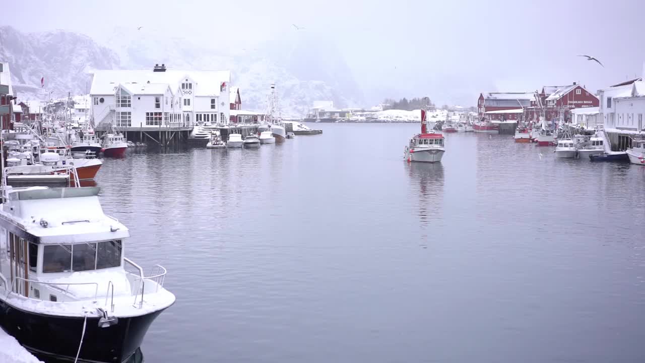 冬季，罗浮敦岛的亨宁斯维尔标志