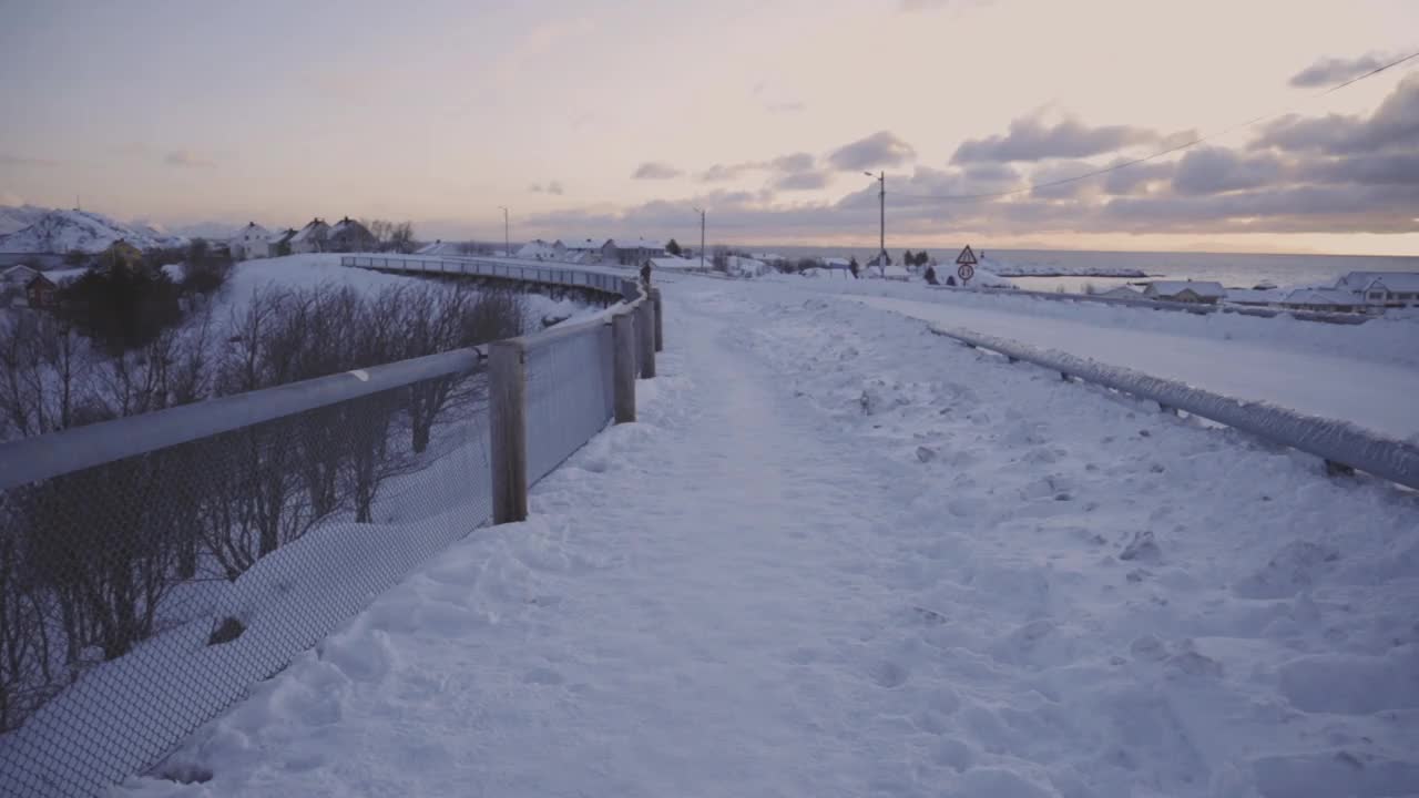 一个人在罗浮敦岛的勒奈观景台上行走，标志着冬天的到来