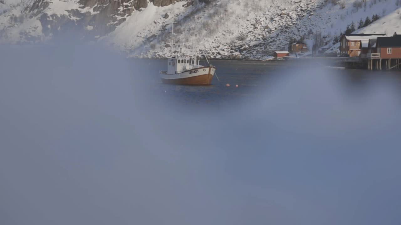 罗浮敦岛的努斯峡湾村标志着冬季的到来