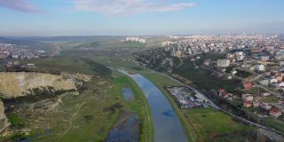 低水位小溪的鸟瞰图。Sazlı溪谷,İstanbul,土耳其