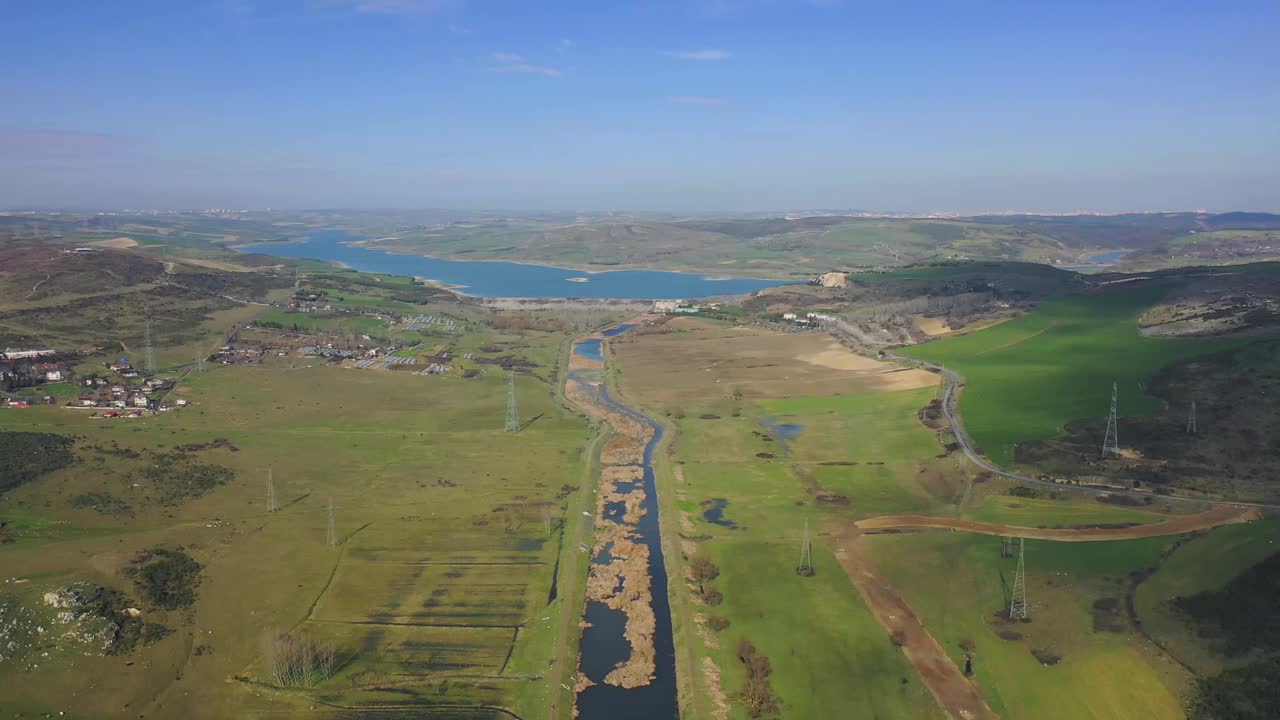 低水位的河流和堰塞湖鸟瞰图，Sazlıdere， İstanbul，土耳其，4K分辨率