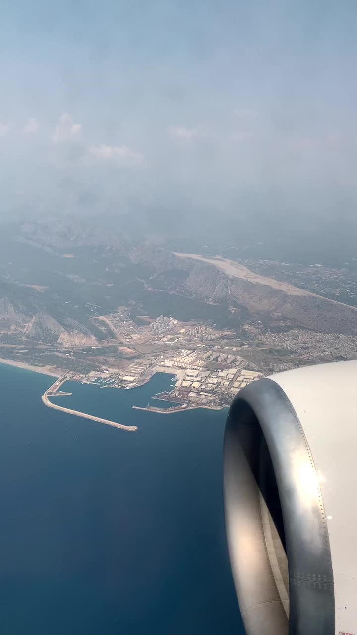 乘客的海景从飞机上的云层-垂直电影