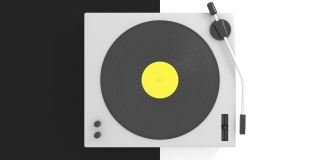 复古黑胶唱片与黄色标签的dj转盘上的黑色和白色组合背景。复古的声音技术概念来播放音乐。顶视图的动画