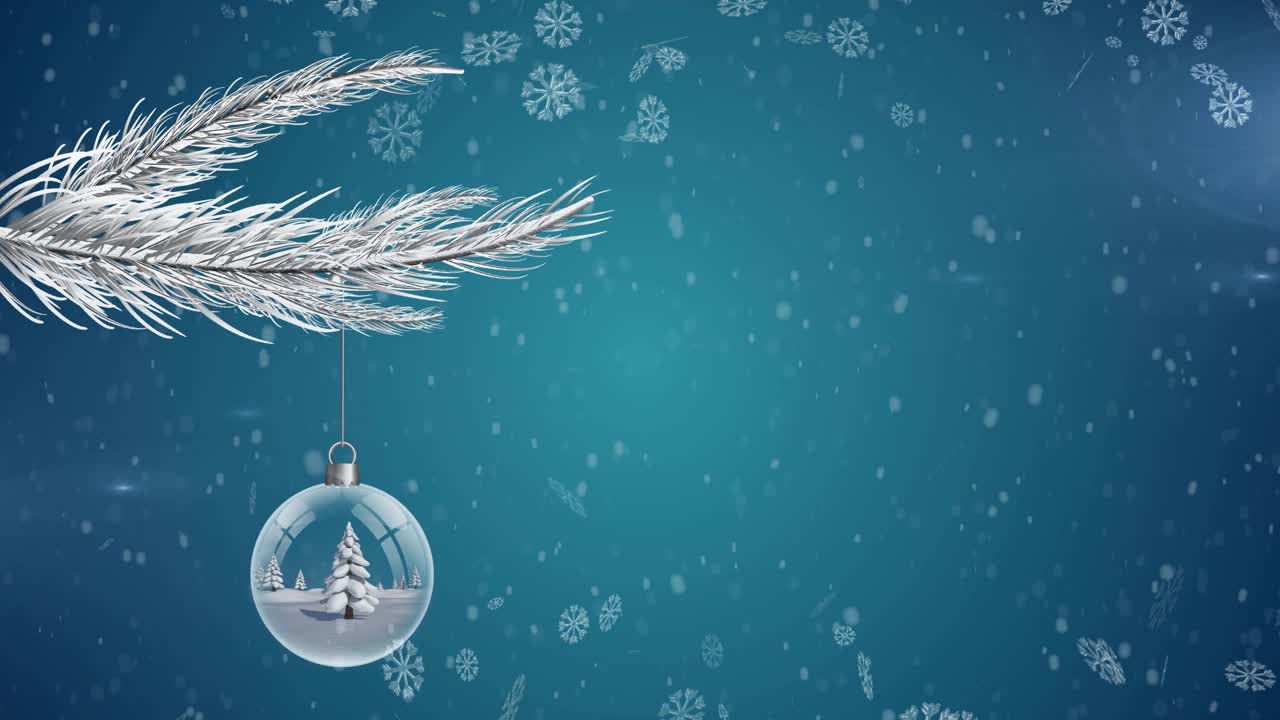 雪花飘落在圣诞树上，在蓝色的背景下悬挂在树枝上