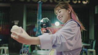 女性游客创作有关曼谷夜市的内容视频素材模板下载