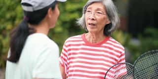 资深亚洲妇女在家里锻炼她的女儿