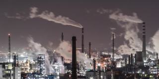 T/L PAN石油化工装置和炼油厂夜间鸟瞰图
