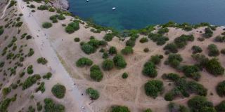 在克里米亚海径加利亚四轴飞行器从空中蓝天山草树旅游岩石空中，山顶户外。视频休息角，无人机海俯瞰克里米亚山