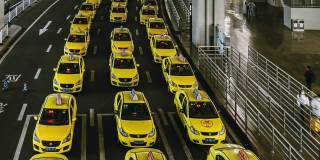 T/L TD机场出口黄色出租车排起长队